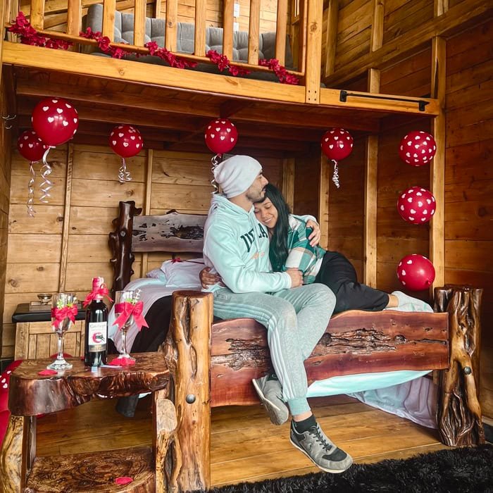 Un hombre y una mujer abrazados en una habitación del Glamping La Kumbre