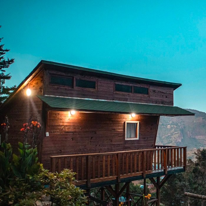 Cabaña de Glamping La Kumbre con un cielo color azul de fondo y montañas al horizonte